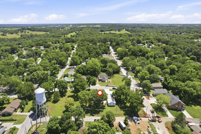 305 S 6th Avenue, Ozark, MO 65721