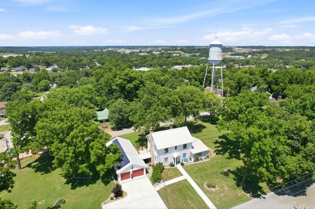 305 S 6th Avenue, Ozark, MO 65721