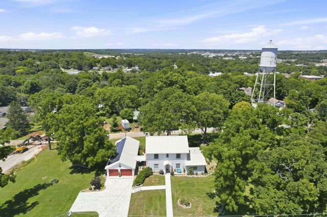 305 S 6th Avenue, Ozark, MO 65721