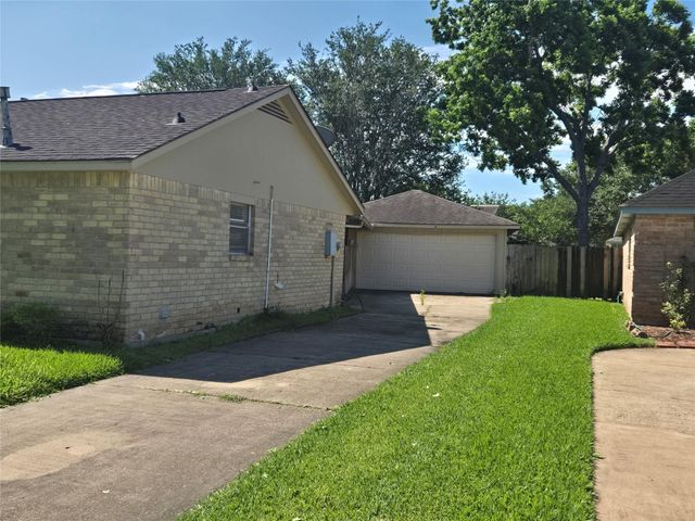 1911 Hilton Head Drive, Missouri City, TX 77459