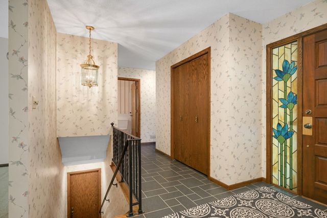 400 Cimarron Circle, Chanhassen, MN 55317