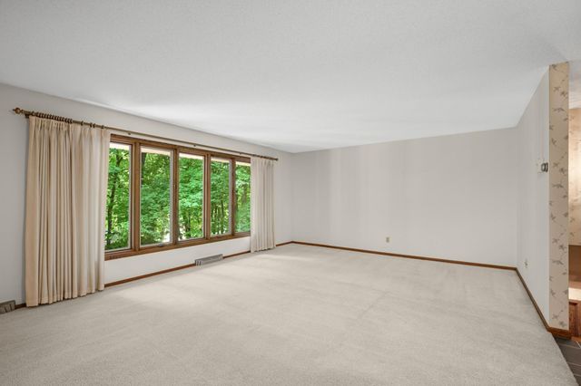 400 Cimarron Circle, Chanhassen, MN 55317