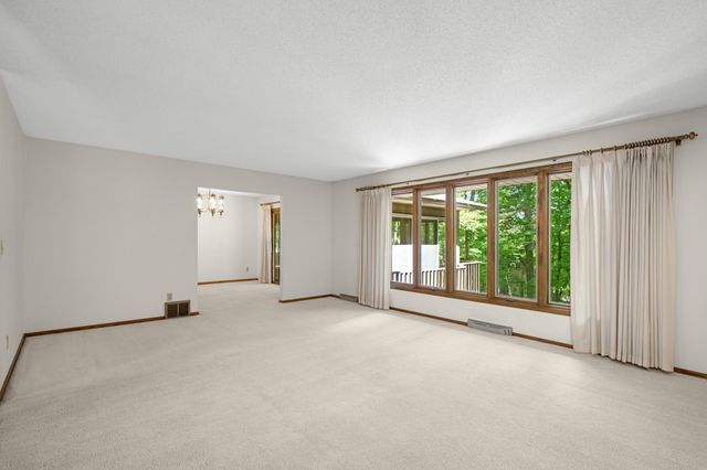 400 Cimarron Circle, Chanhassen, MN 55317