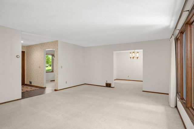 400 Cimarron Circle, Chanhassen, MN 55317
