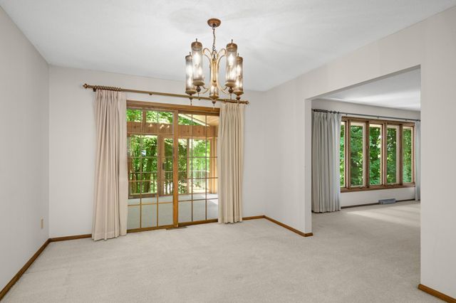 400 Cimarron Circle, Chanhassen, MN 55317