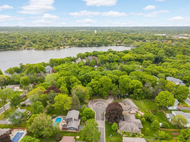 400 Cimarron Circle, Chanhassen, MN 55317