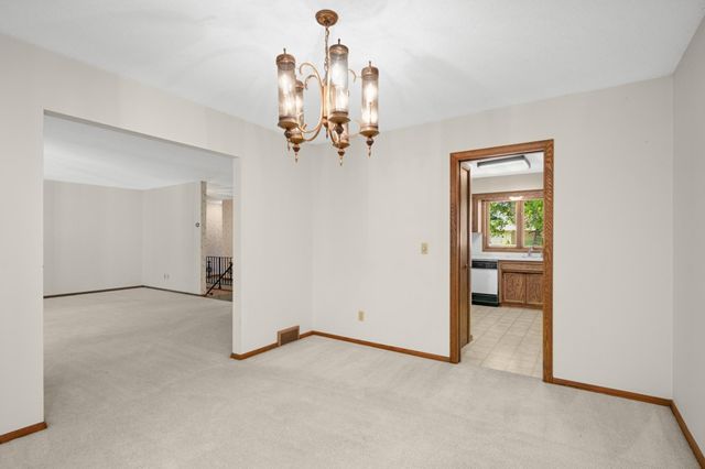 400 Cimarron Circle, Chanhassen, MN 55317