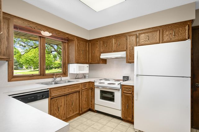 400 Cimarron Circle, Chanhassen, MN 55317