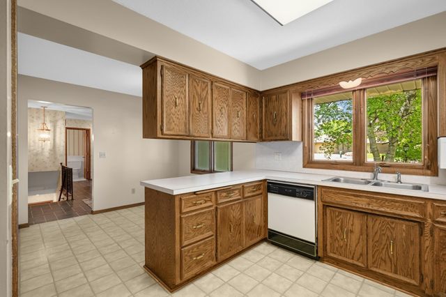 400 Cimarron Circle, Chanhassen, MN 55317