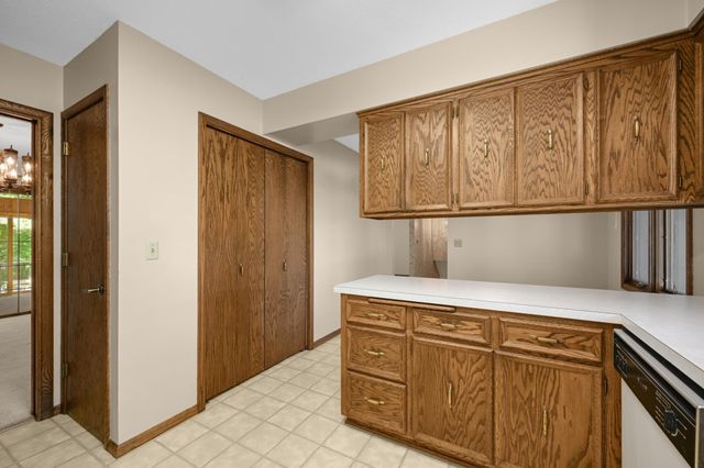400 Cimarron Circle, Chanhassen, MN 55317