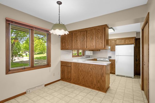 400 Cimarron Circle, Chanhassen, MN 55317