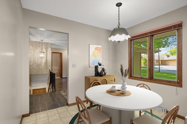 400 Cimarron Circle, Chanhassen, MN 55317