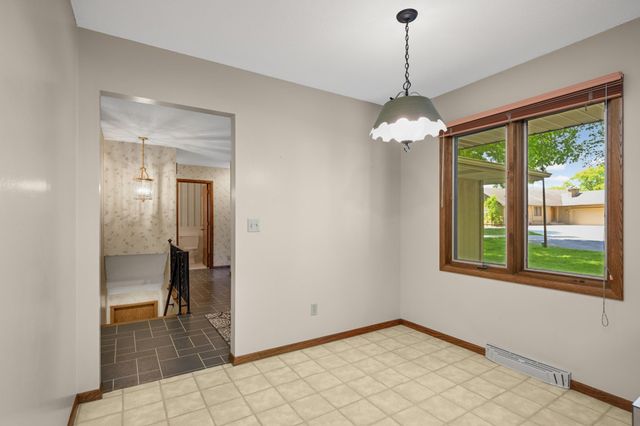 400 Cimarron Circle, Chanhassen, MN 55317