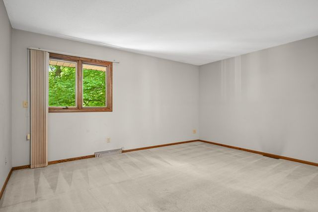 400 Cimarron Circle, Chanhassen, MN 55317