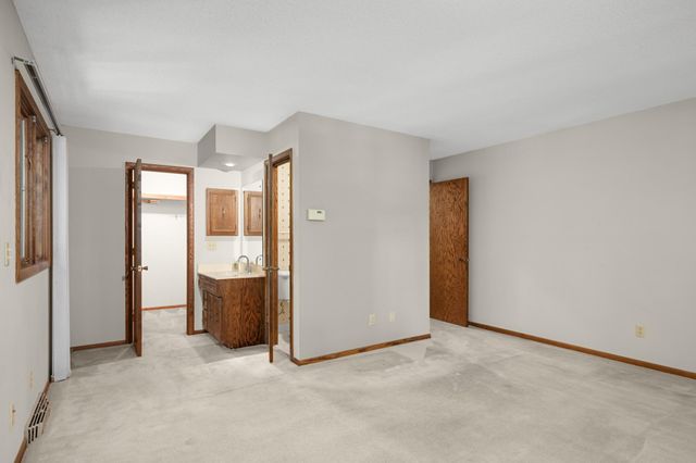 400 Cimarron Circle, Chanhassen, MN 55317