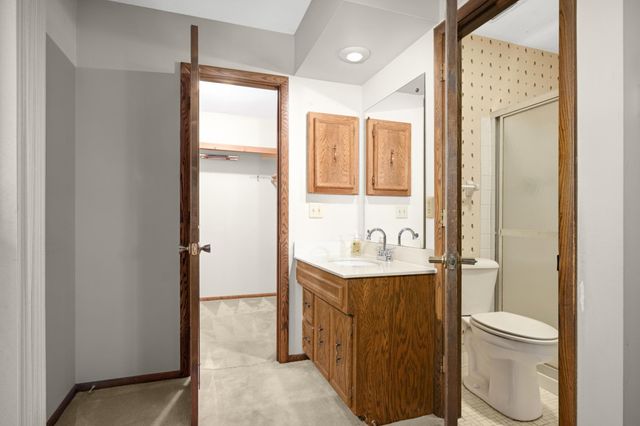 400 Cimarron Circle, Chanhassen, MN 55317
