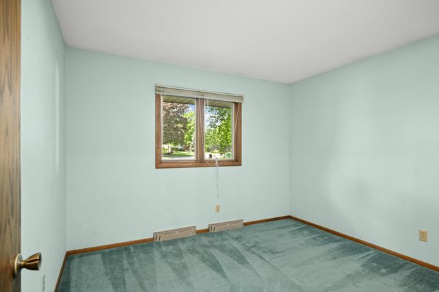 400 Cimarron Circle, Chanhassen, MN 55317