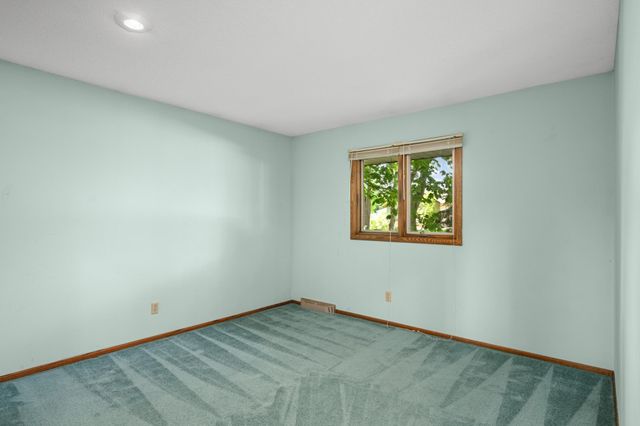 400 Cimarron Circle, Chanhassen, MN 55317