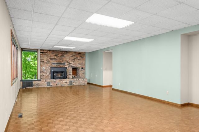 400 Cimarron Circle, Chanhassen, MN 55317