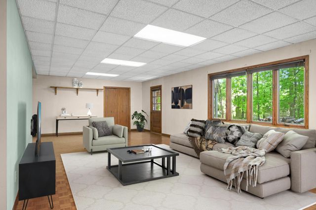 400 Cimarron Circle, Chanhassen, MN 55317