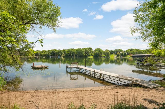 400 Cimarron Circle, Chanhassen, MN 55317