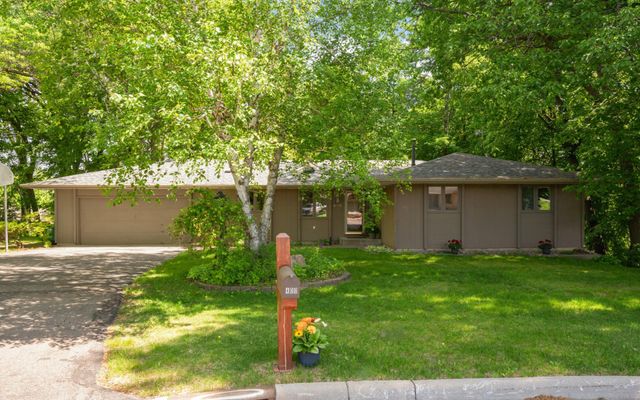 400 Cimarron Circle, Chanhassen, MN 55317