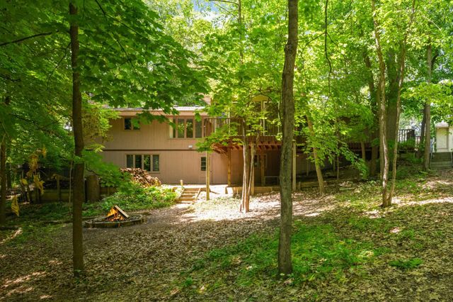 400 Cimarron Circle, Chanhassen, MN 55317