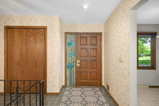 400 Cimarron Circle, Chanhassen, MN 55317
