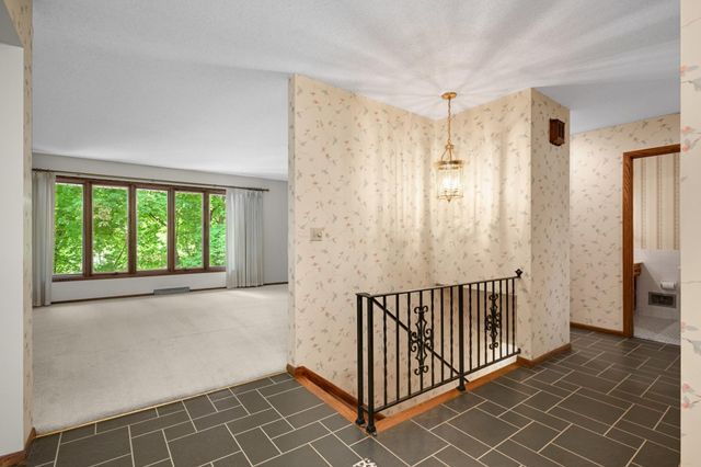 400 Cimarron Circle, Chanhassen, MN 55317