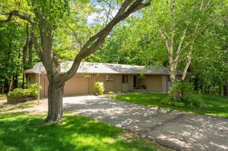 400 Cimarron Circle, Chanhassen, MN 55317