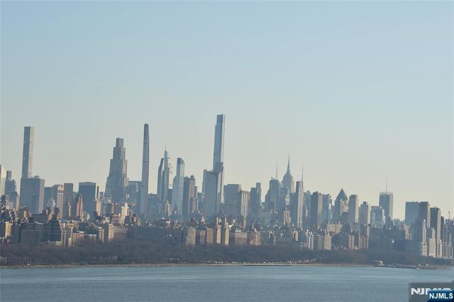 100 Carlyle Drive 7K-S, Cliffside Park, NJ 07010