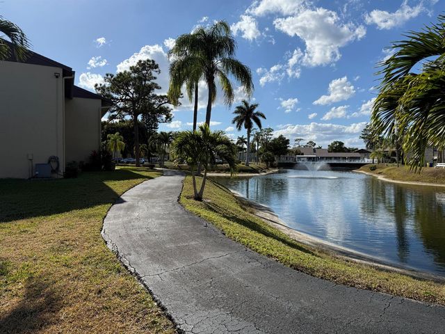 338 Pine Ridge Circle B-2, Greenacres, FL 33463