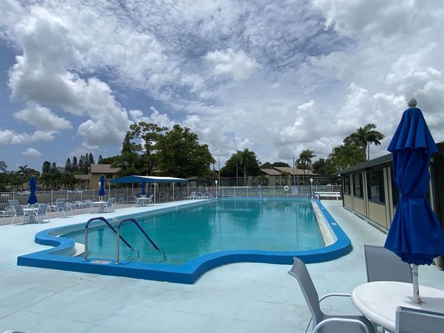 338 Pine Ridge Circle B-2, Greenacres, FL 33463