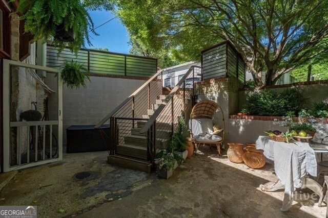 585 White Circle 402, Athens, GA 30605