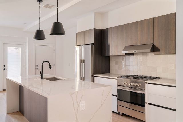 30-32 Condor St 1, Boston, MA 02128