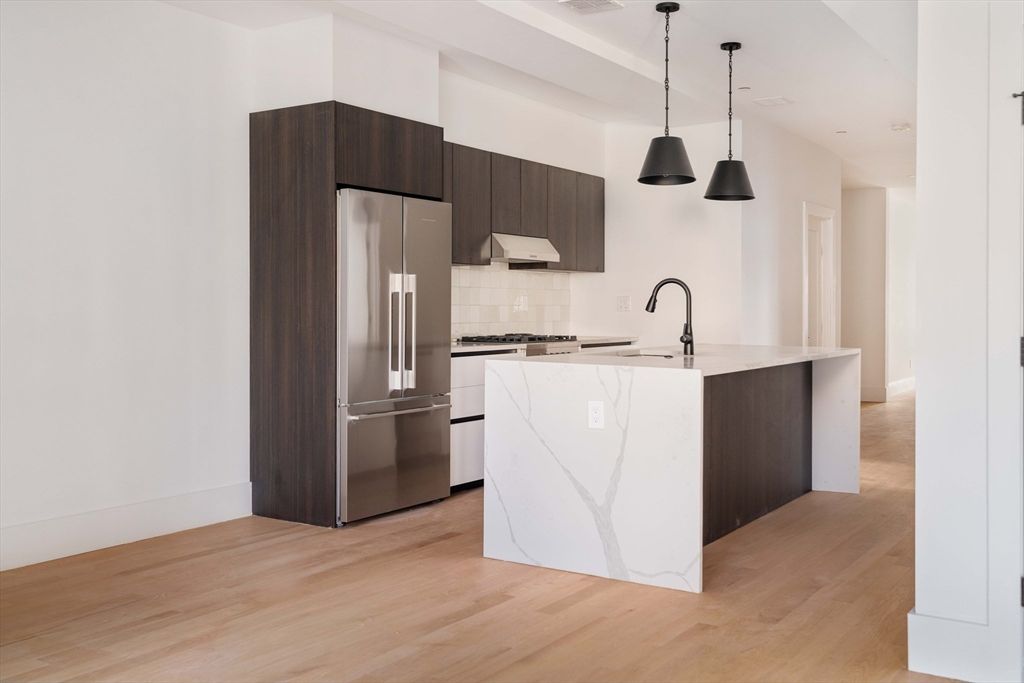 30-32 Condor St 1, Boston, MA 02128