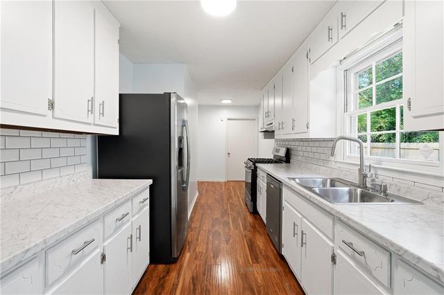 3755 Creekwood Drive, Loganville, GA 30052