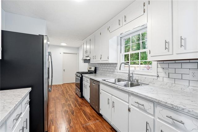 3755 Creekwood Drive, Loganville, GA 30052