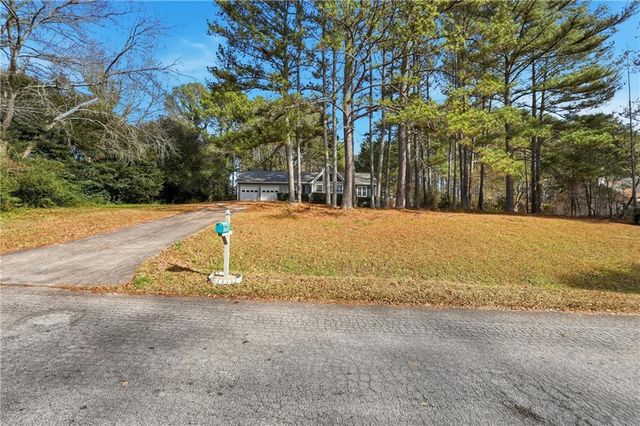 3755 Creekwood Drive, Loganville, GA 30052