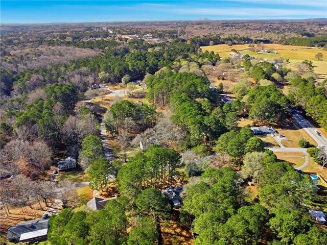 3755 Creekwood Drive, Loganville, GA 30052