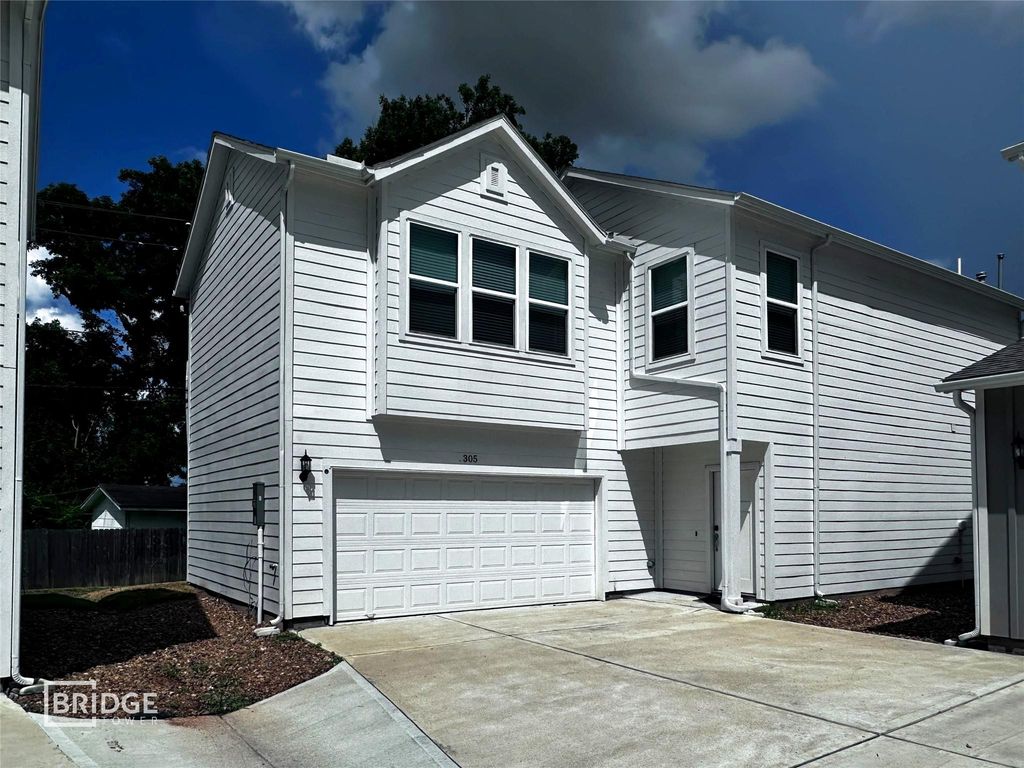 305 Huisache Street, Lake Jackson, TX 77566