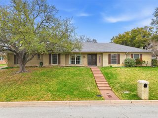 7208 Tamarack Road, Benbrook, TX 76116