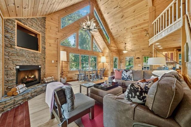 917 Walnut Ridge, Ellijay, GA 30536