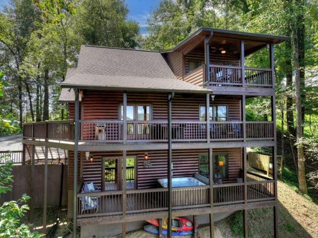 917 Walnut Ridge, Ellijay, GA 30536