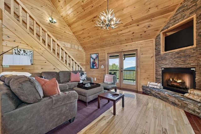 917 Walnut Ridge, Ellijay, GA 30536