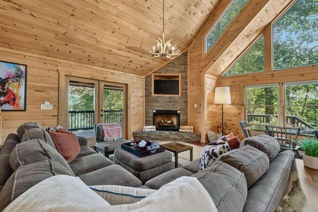 917 Walnut Ridge, Ellijay, GA 30536