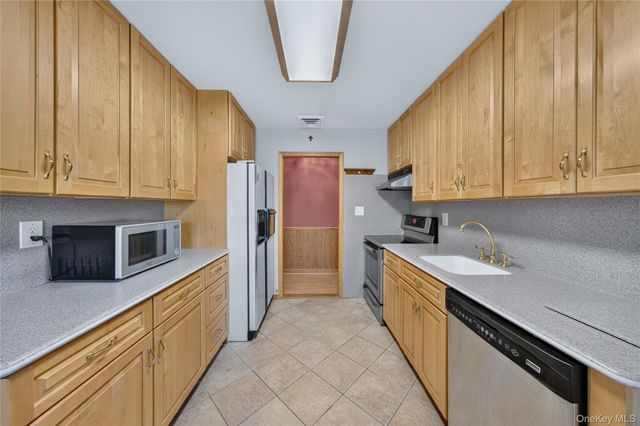 9 Groton Lane, Coram, NY 11727