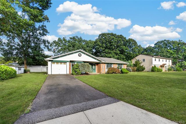 9 Groton Lane, Coram, NY 11727