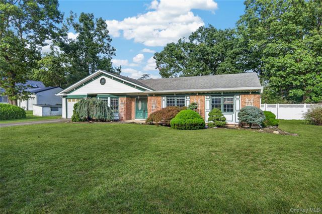 9 Groton Lane, Coram, NY 11727
