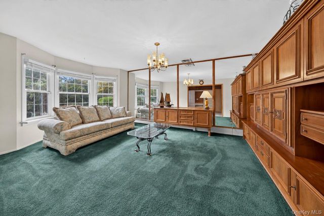 9 Groton Lane, Coram, NY 11727